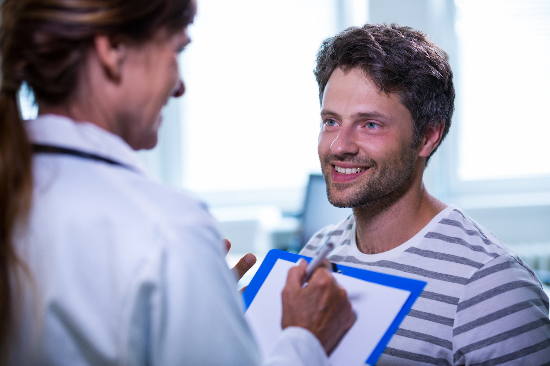 hombre-visita-medica-prostata-prevencion
