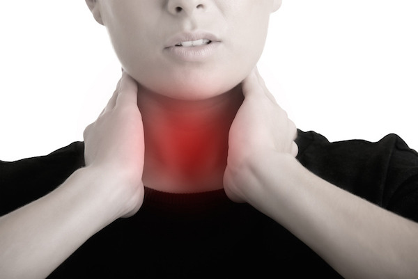 Mujer agarrándose el cuello con hipotiroidismo