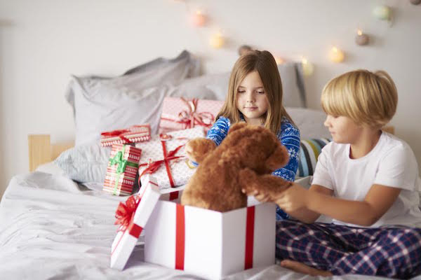 Niños desenvolviendo un regalo