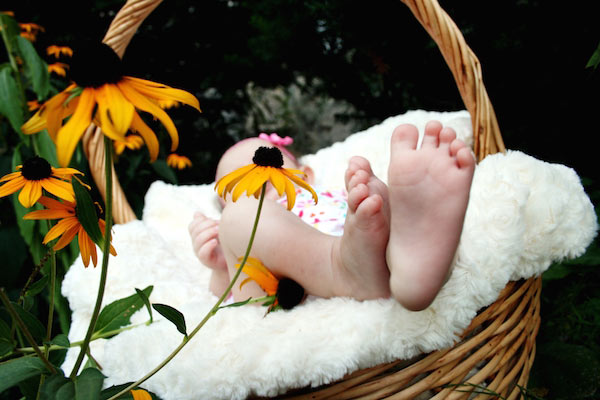 Bebé en cuna con flores