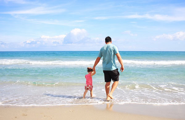 Adulto y niño en la playa