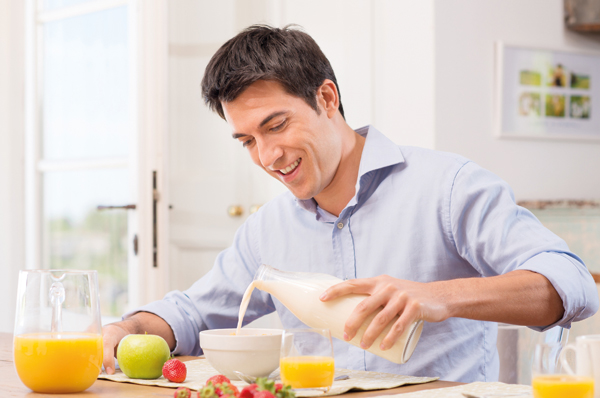 Hombre tomando un desayuno saludable