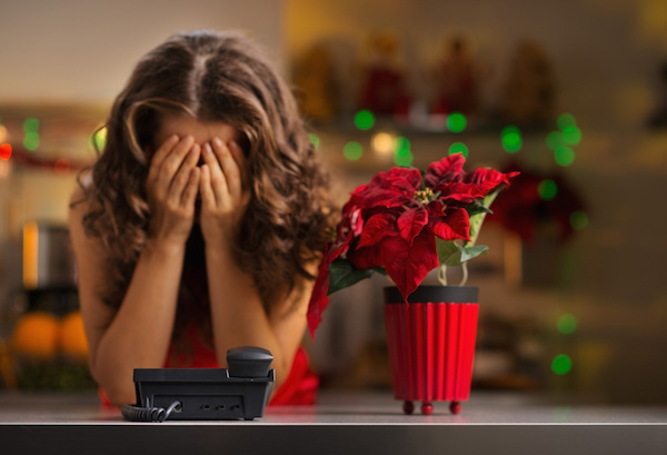 Mujer tapándose el rostro con las manos