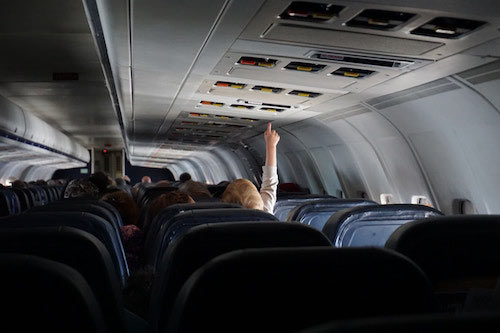 Niño en un avión