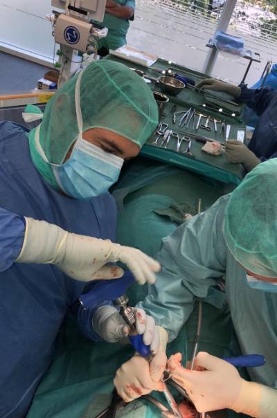 Dr. Morgenstern realizando una cirugia ASC : VBT de correcion minimamente invasiva de la escoliosis