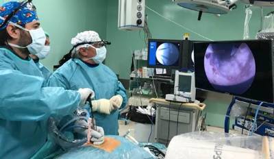 Dr. Morgenstern realizando la descompresión endoscópica interlaminar guíandose por las imágenes visualizadas en un monitor de alta definición