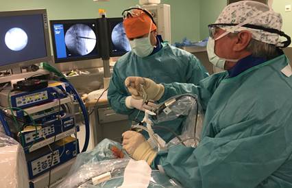 El Dr. Rudolf Morgenstern y el Dr. Christian Morgenstern realizando una