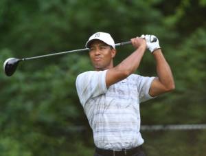 Tiger_Woods_drives_by_Allison