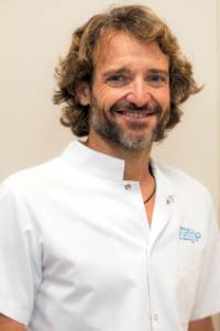 Dr. Javier Albares