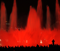 El color rojo ilumina las fuentes de Barcelona