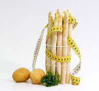 Espárragos,-patatas-y-perejil-con-un-metro